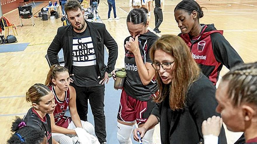 Las jugadoras del Lointek Gernika atienden las indicaciones de Anna Montañana.