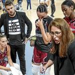 Las jugadoras del Lointek Gernika atienden las indicaciones de Anna Montañana. Las jugadoras del Lointek Gernika atienden las indicaciones de Anna Montañana.