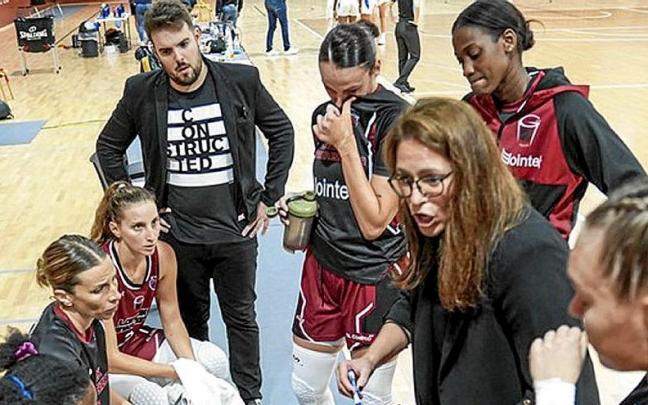 Las jugadoras del Lointek Gernika atienden las indicaciones de Anna Montañana. Las jugadoras del Lointek Gernika atienden las indicaciones de Anna Montañana.