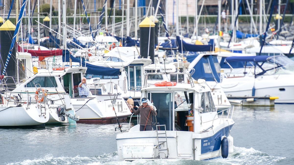 Un pescador sale del puerto de Getxo listo para intentar coger algún bonito en la motora cuyos viajes ahora salen mucho más caros por el aumento del precio del combustible.