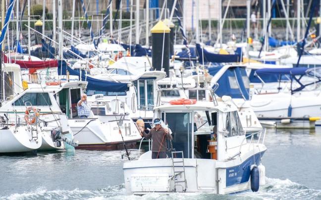 Un pescador sale del puerto de Getxo listo para intentar coger algún bonito en la motora cuyos viajes ahora salen mucho más caros por el aumento del precio del combustible. Un pescador sale del puerto de Getxo listo para intentar coger algún bonito en la motora cuyos viajes ahora salen mucho más caros por el aumento del precio del combustible.