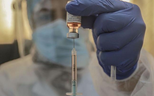 Un sanitario prepara una dosis de la vacuna de la polio.