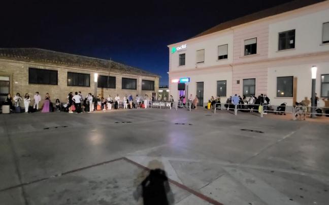 Usuarios esperando taxis en la estación, el domingo día 11 a las 21.00 horas tras la llegada del tren procedente de Madrid. Usuarios esperando taxis en la estación, el domingo día 11 a las 21.00 horas tras la llegada del tren procedente de Madrid.