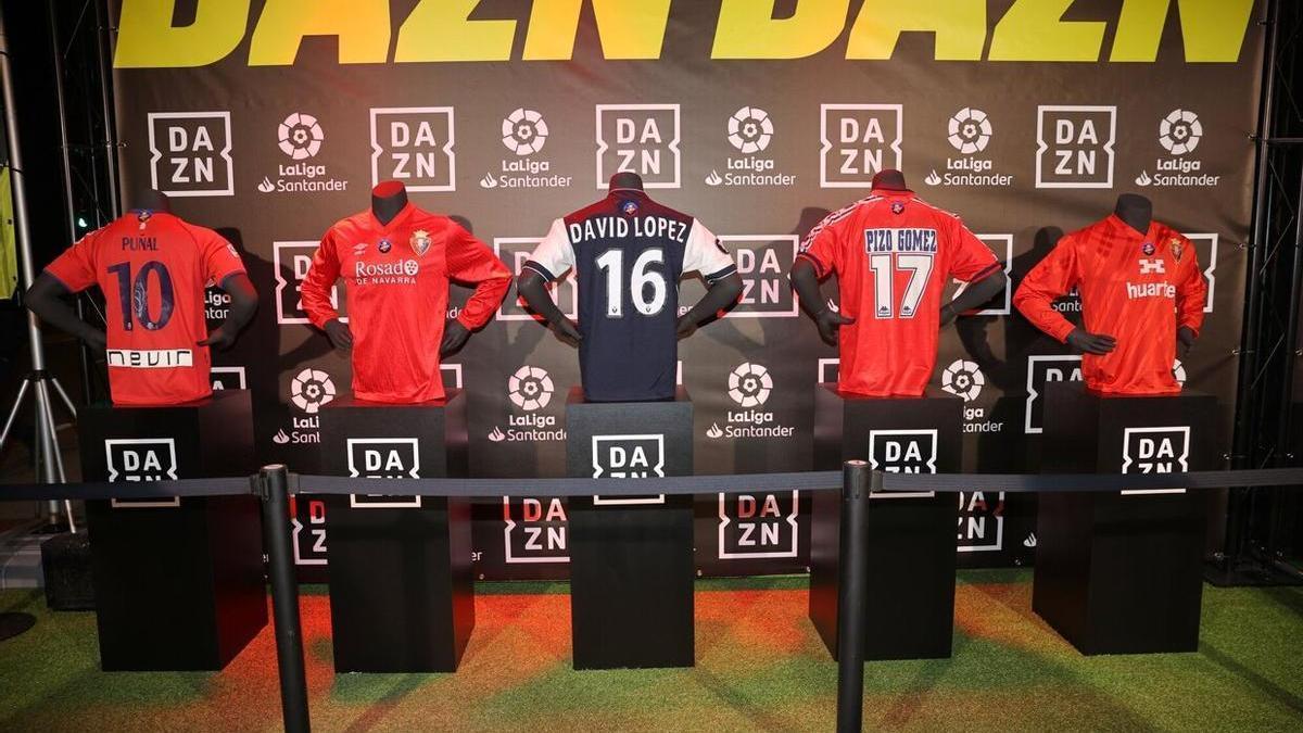 Cinco de las camisetas que cedieron los hermanos Zunzarren a la exposición que llevaron a cabo 'DAZN' con Osasuna.