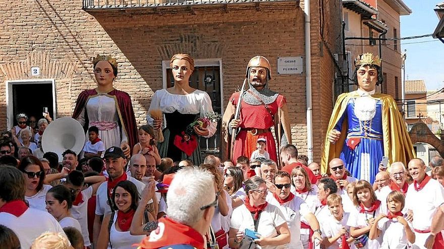 Arrancaron las fiestas, con la comparsa de gigantes a punto de iniciar los bailes.