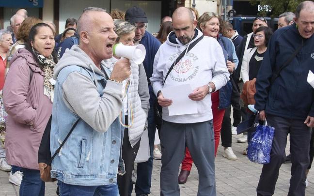 Concentraci&oacute;n de Mejorana frente al Parlamento de Navarra