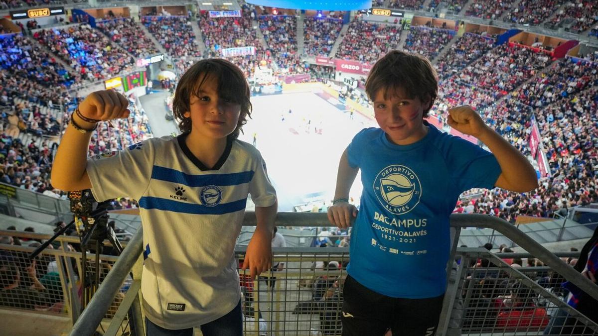 Dos jóvenes aficionados del Baskonia posan en un BUesa Arena a rebosar durante el partido ante el Real Madrid