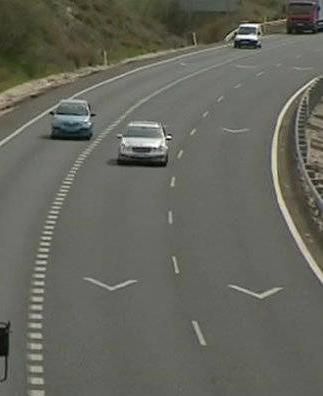 Señales de galones pintadas en una carretera.