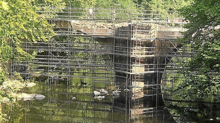 Ya han comenzado a retirar el hormigón que recubre el puente de piedra de Bereau.