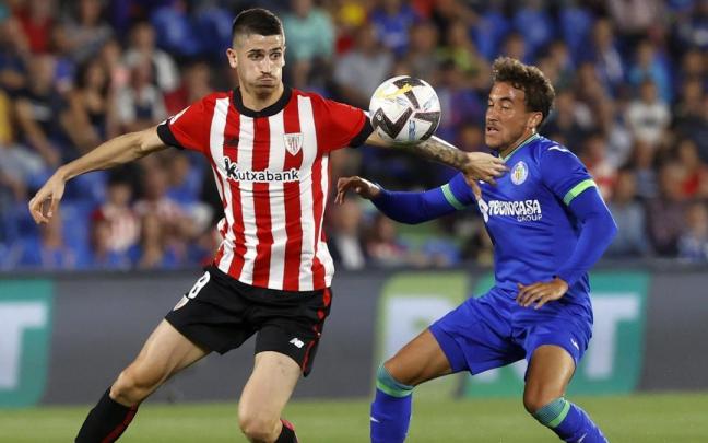 Sancet intenta controlar el balón ante la oposición de Luis Milla.