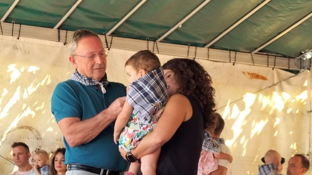 Ayer Lakuntza dio el pistoletazo de salida a sus fistas. En la tierna imagen, se impone un pañuelo de cuadros a una txiki nacida en la localidad en 2021. Después, hubo comida en la plaza, gigantes y cabezudos con gaiteros.fiesta de espuma, a