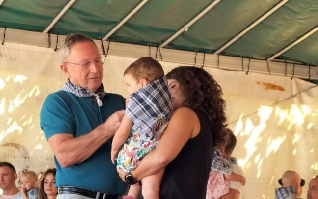 Ayer Lakuntza dio el pistoletazo de salida a sus fistas. En la tierna imagen, se impone un pa&ntilde;uelo de cuadros a una txiki nacida en la localidad en 2021. Despu&eacute;s, hubo comida en la plaza, gigantes y cabezudos con gaiteros.fiesta de espuma, a