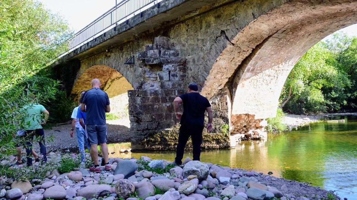 La base del puente de Arraioz está visiblemente dañada.