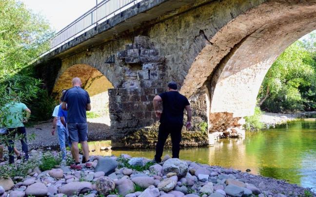 La base del puente de Arraioz está visiblemente dañada.