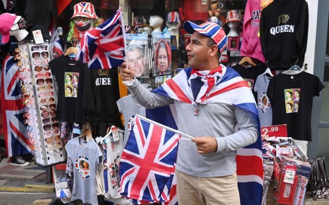 Una tienda de souvenirs llena de recuerdos de Isabel II