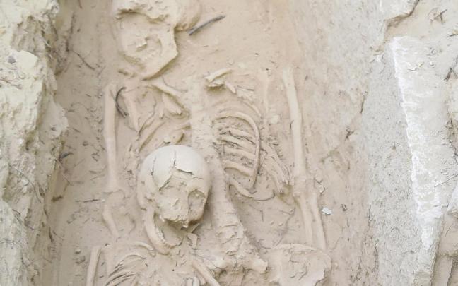 Imagen de una de las tumbas halladas en la Necrópolis. Imagen de una de las tumbas halladas en la Necrópolis.
