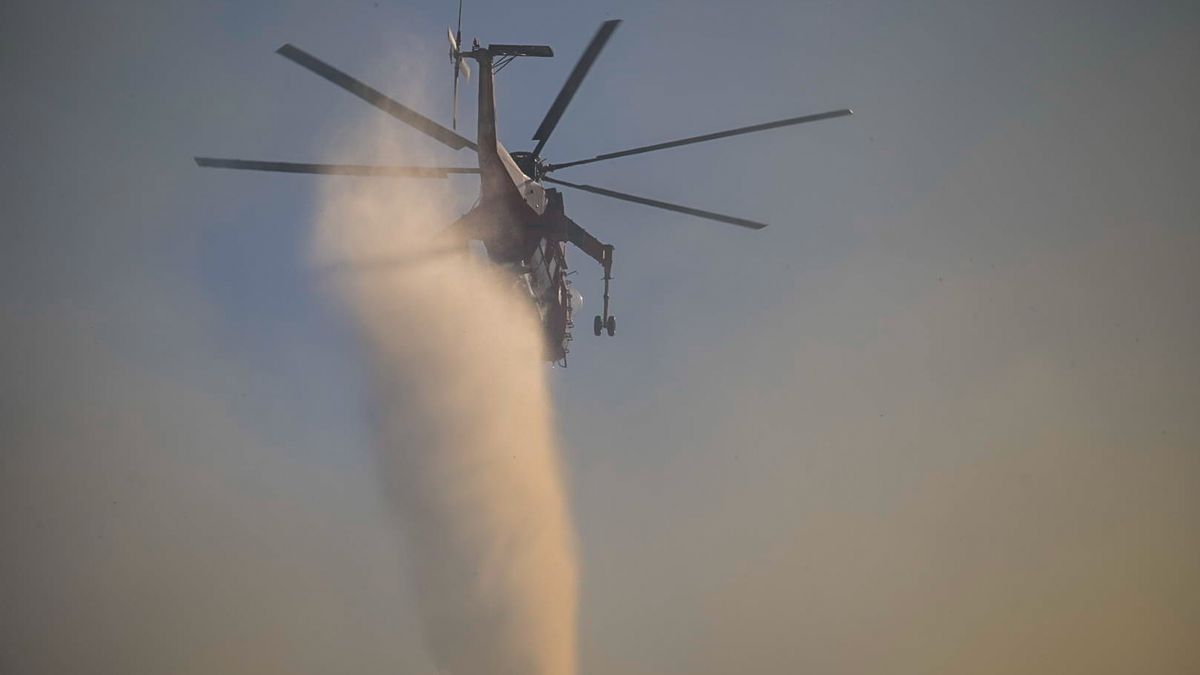 Imagen de archivo de un helicóptero trabajando durante un incendio.