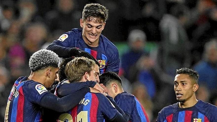 Los azulgranas, celebrando uno de sus tres goles al Sevilla.