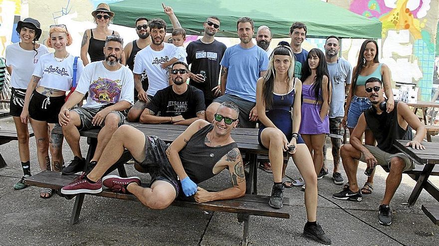 Los artistas que han tomado parte en el Azada Fest de Cascante posaron juntos.