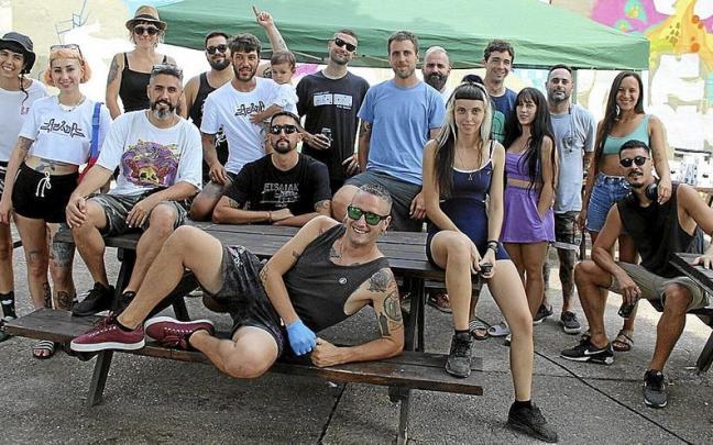 Los artistas que han tomado parte en el Azada Fest de Cascante posaron juntos. Los artistas que han tomado parte en el Azada Fest de Cascante posaron juntos.