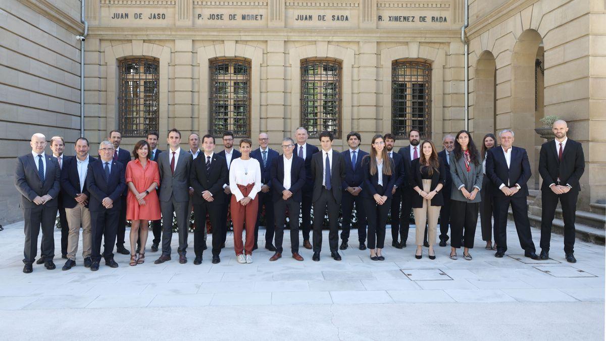 Foto de grupo en el Palacio de Navarra.