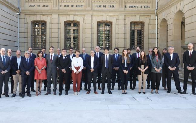 Foto de grupo en el Palacio de Navarra.
