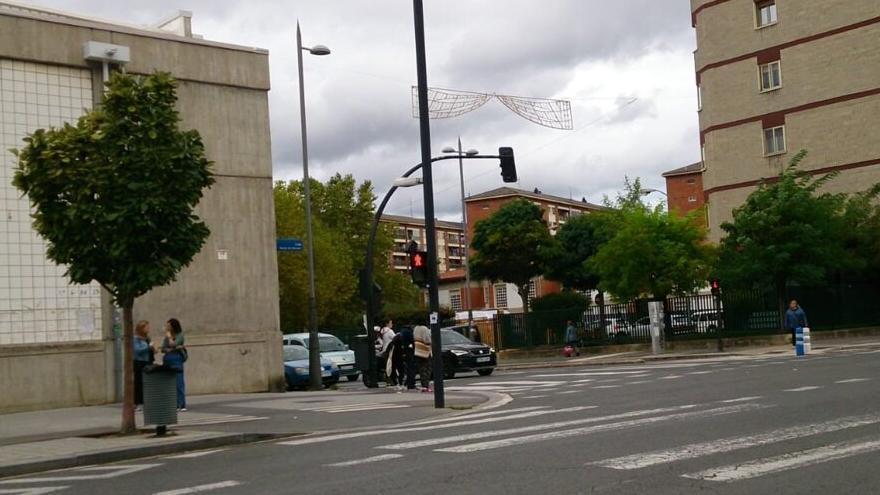 Arco de iluminación colgado ya en la calle Reyes de Navarra, en el barrio de Zaramaga