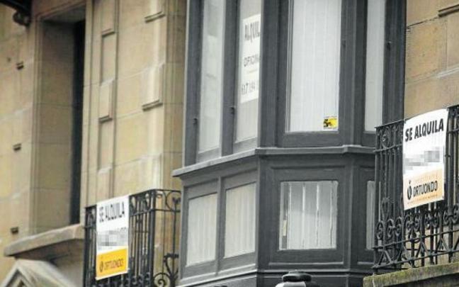 Carteles anunciando una vivienda en alquiler. Foto: Pablo Vi&ntilde;as