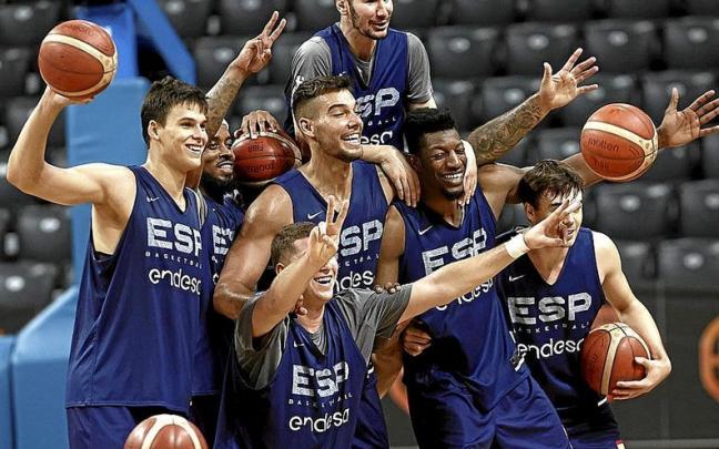 Parte de la selección española posa y sonríe en uno de los últimos entrenamientos previos al partido. Parte de la selección española posa y sonríe en uno de los últimos entrenamientos previos al partido.