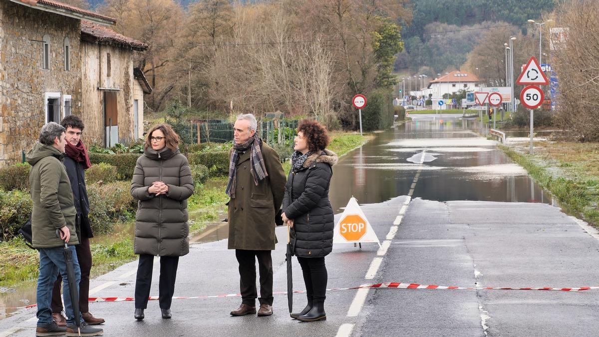 Cargos públicos visitando una de las zonas afectadas por las intensas precipitaciones caídas.
