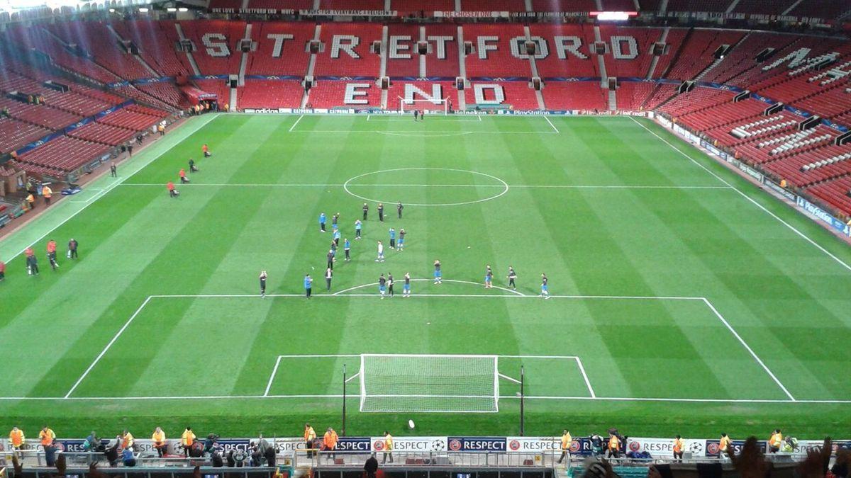 Los jugadores de la Real Sociedad aplauden tras el partido de Old Trafford en 2013.