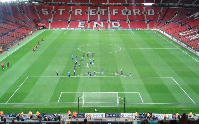 Los jugadores de la Real Sociedad aplauden tras el partido de Old Trafford en 2013.