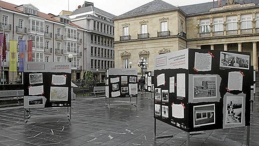 Lerro hauekin batera agertzen den irudian, probintziako plazan, Arabako Foru Aldundiaren egoitzaren ondoan dagoen erakusketaren irudia. | ARGAZKIA: JOSU CHAVARRI