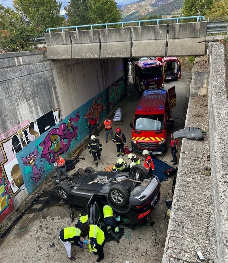 Operación de rescate y traslado del conductor del vehículo