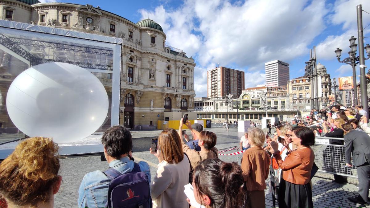 Gran expectación ante la explosión del globo del Teatro Arriaga