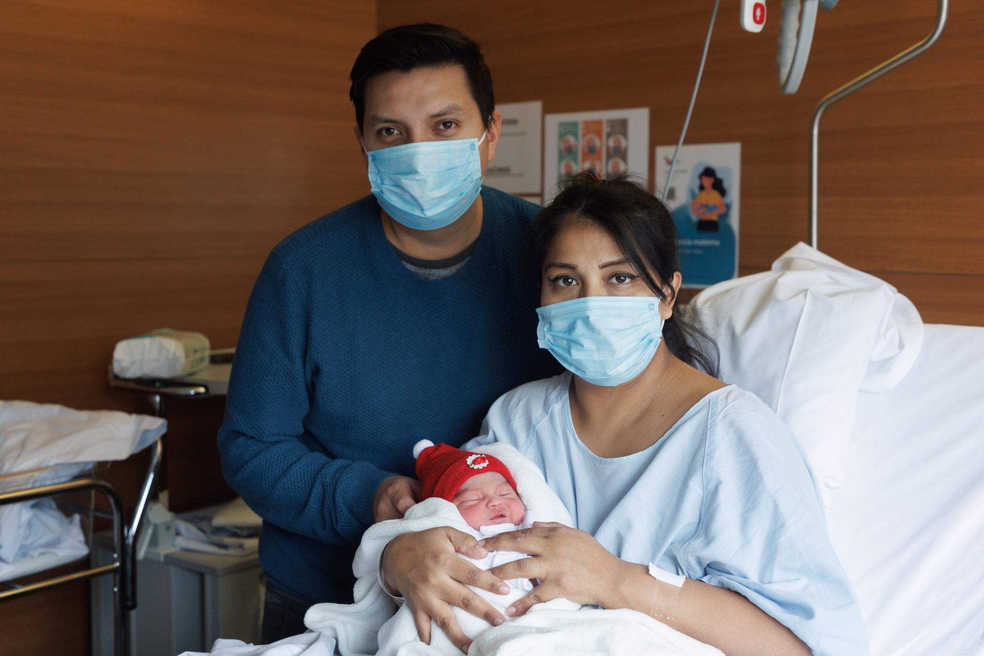 La pequeña Ariadna, con sus padres