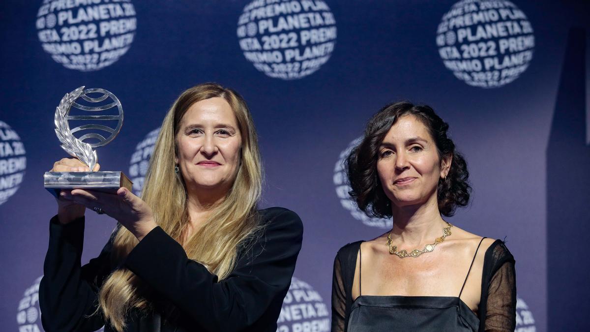 Luz Gabás ganadora del 71º Premio Planeta, y Cristina campos, finalista.