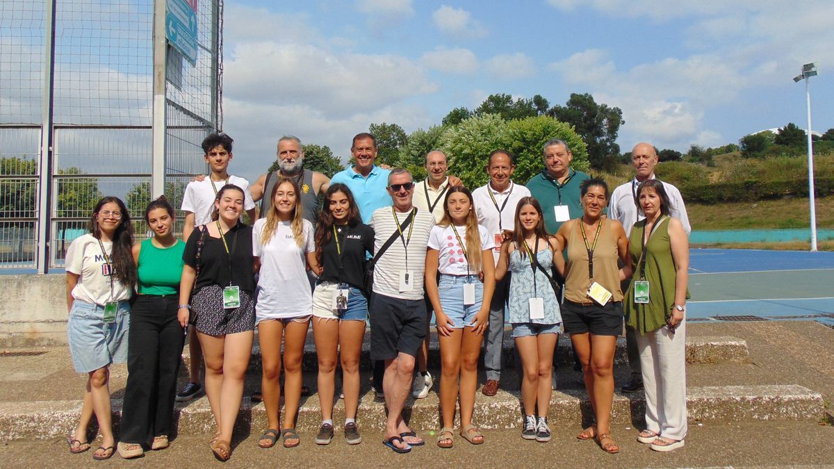 Foto de familia con algunos de los cerca de un centenar de voluntarios del Festival Internacional de Folklore de Portugalete.