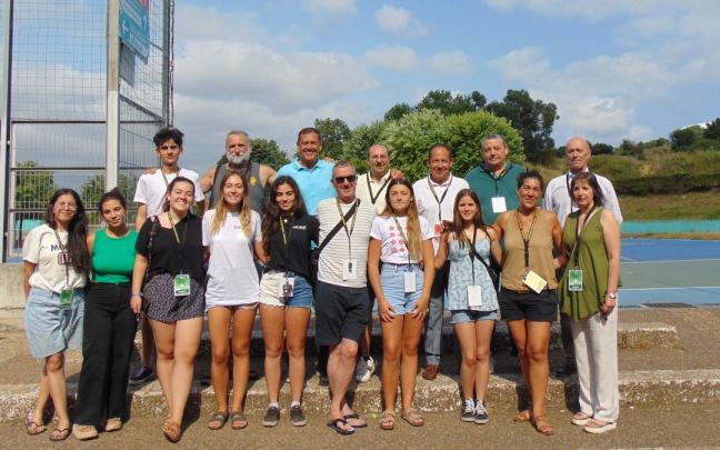 Foto de familia con algunos de los cerca de un centenar de voluntarios del Festival Internacional de Folklore de Portugalete.