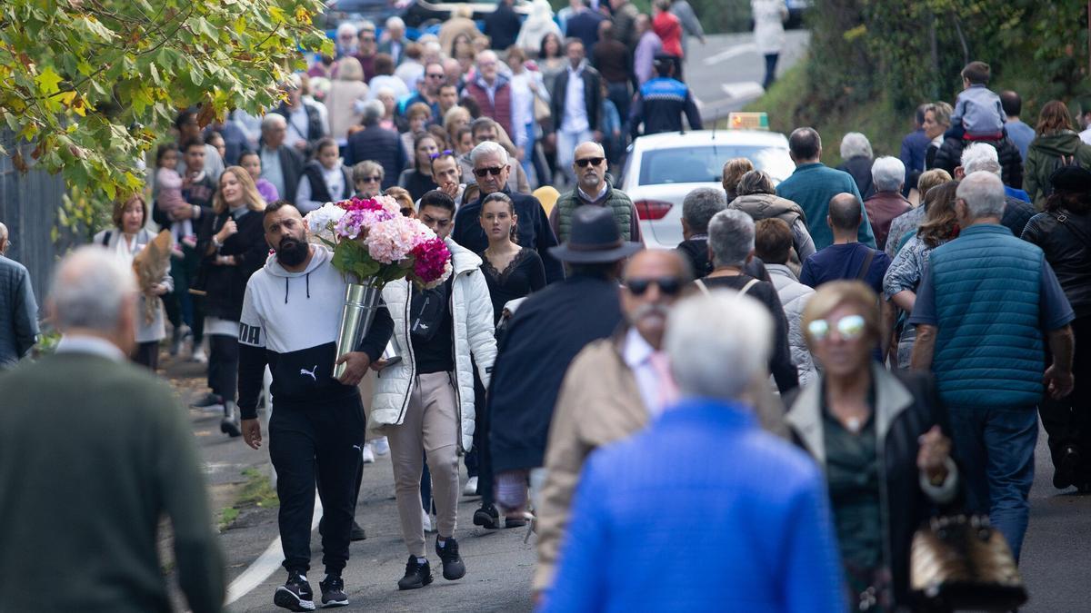 El cementerio, a rebosar: ríos de personas acuden a recordar a sus seres queridos