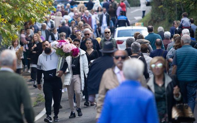 El cementerio, a rebosar: ríos de personas acuden a recordar a sus seres queridos El cementerio, a rebosar: ríos de personas acuden a recordar a sus seres queridos