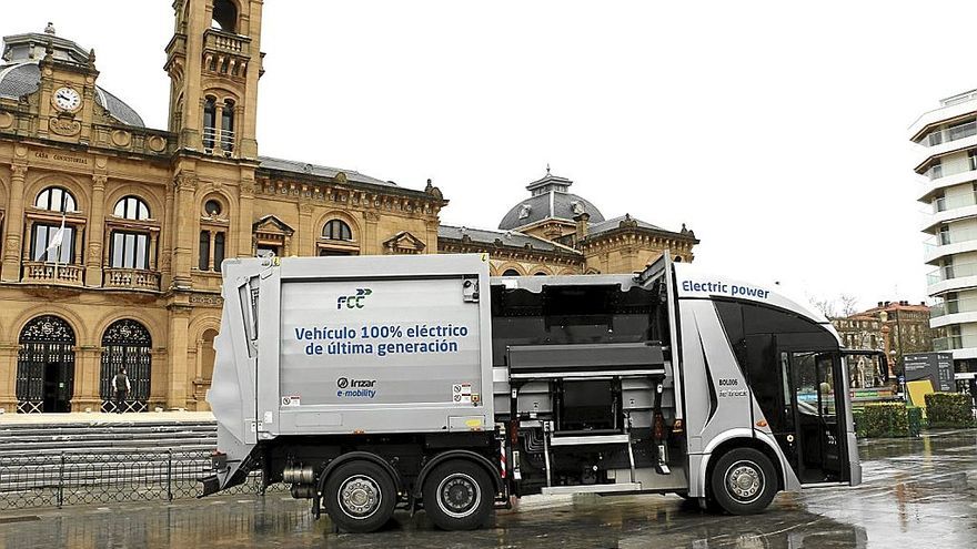 Dos camiones eléctricos para recoger la basura