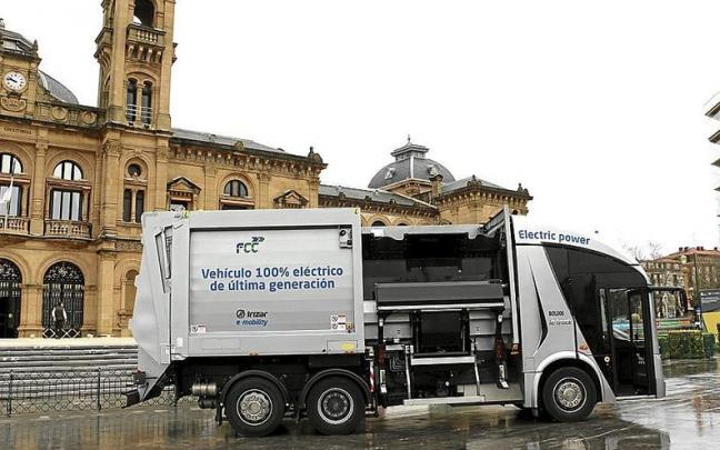 Dos camiones eléctricos para recoger la basura Dos camiones eléctricos para recoger la basura