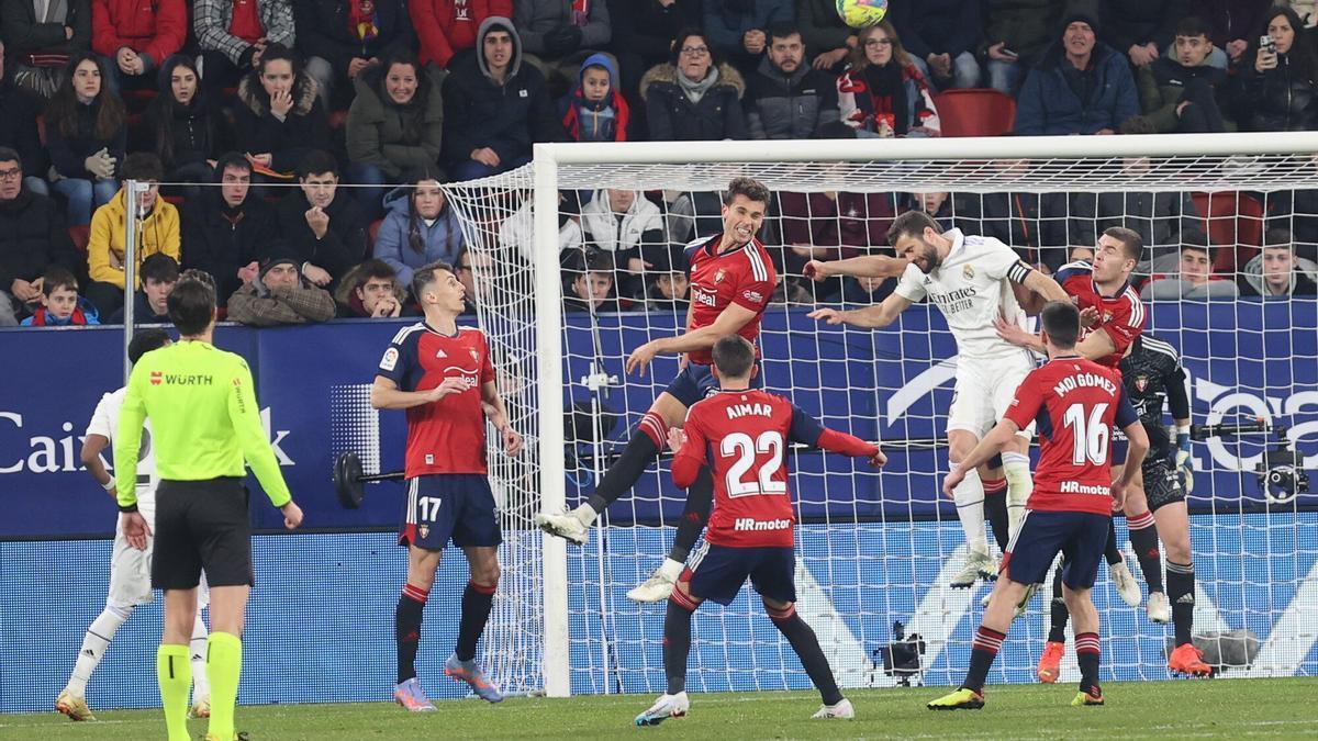 Nacho trata de rematar entre cuatro jugadores de Osasuna.