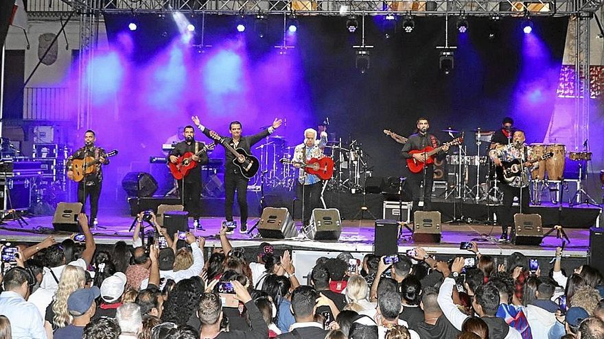 Los Gipsy Kings durante un momento del concierto en la plaza de los Fueros.