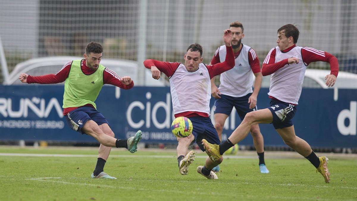 Unai García y Pablo Ibáñez tratan de evitar un disparo de Kike Barja, con Roberto Torres al fondo.