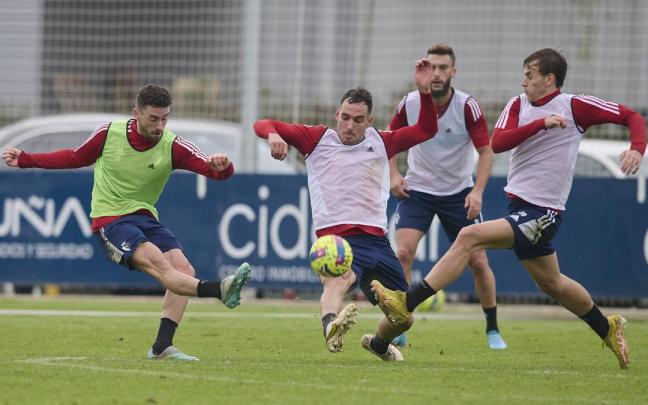 Unai García y Pablo Ibáñez tratan de evitar un disparo de Kike Barja, con Roberto Torres al fondo. Unai García y Pablo Ibáñez tratan de evitar un disparo de Kike Barja, con Roberto Torres al fondo.