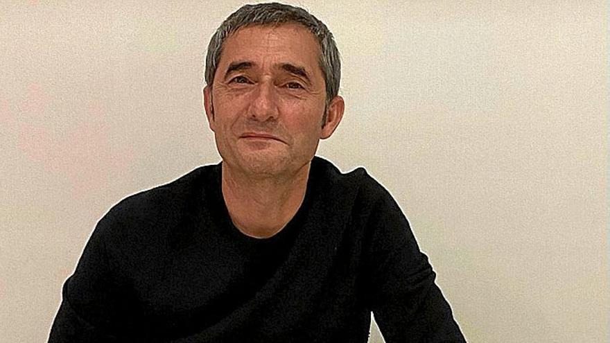 Ernesto Valverde junto a varias de sus ‘posesiones’ musicales con la firma de Hertzainak.