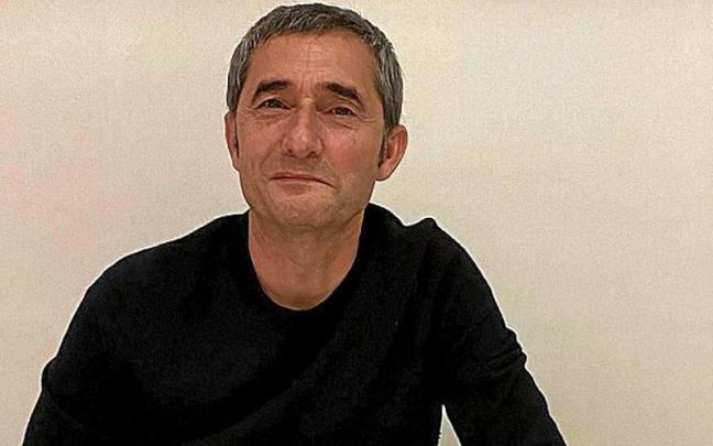 Ernesto Valverde junto a varias de sus &lsquo;posesiones&rsquo; musicales con la firma de Hertzainak.