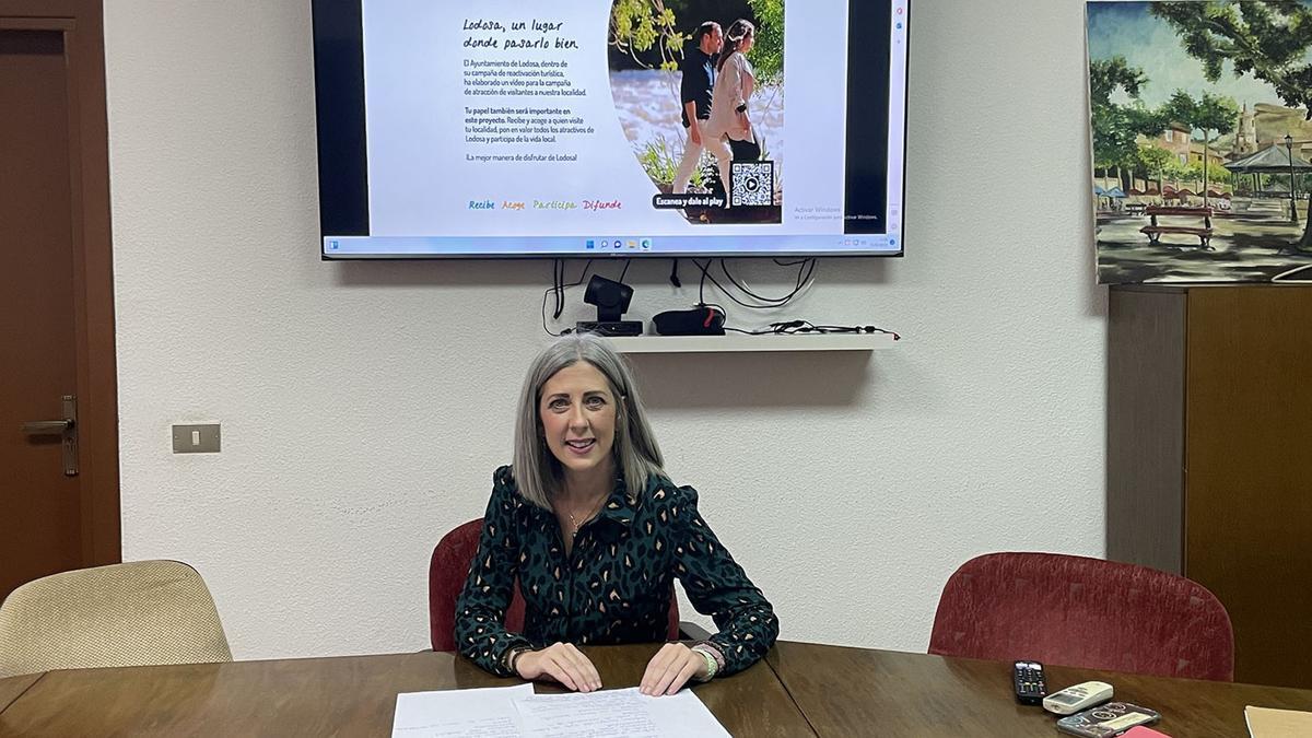 La alcaldesa sustituta de Lodosa, Laura Remírez, durante la presentación del vídeo promocional